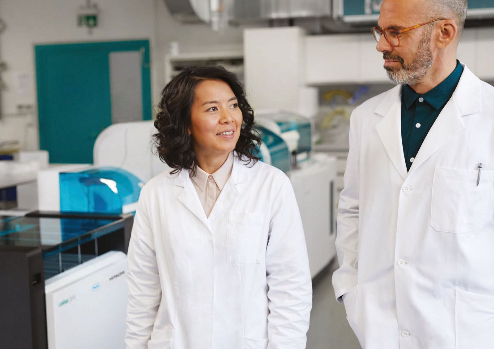 Profissionais em corredor de laboratório de patologia